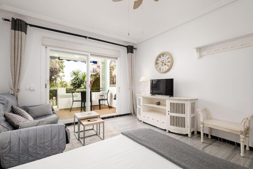 With Private Parking & Walk To Rdr404 * Marbella
